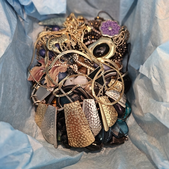 MIXED BAG LOT OF VINTAGE TO NOW JEWELRY 3 LBS 10OZ KEEP RESELL REPURPOSE - Picture 6 of 7